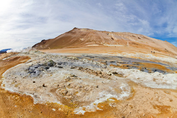 Fuente geotermal cerca del lago Myvatn. Zona geotérmica de Hverir, norte de Islandia
 - Foto, imagen
