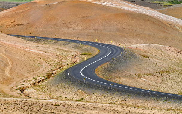 Zigzag droga w góry wulkaniczne Islandii - Zdjęcie, obraz