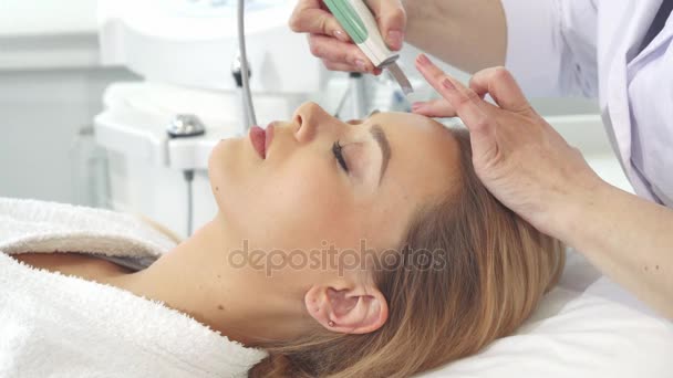 Cliente feminino recebe ultra-som descascando para o rosto
 - Filmagem, Vídeo