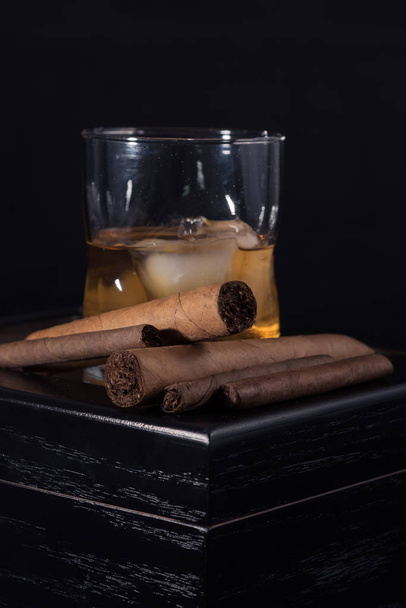 Cigares et whisky bourbon
 - Photo, image
