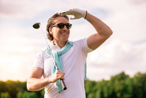 ゴルフをする男 - 写真・画像