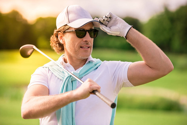 Man playing golf - Fotó, kép