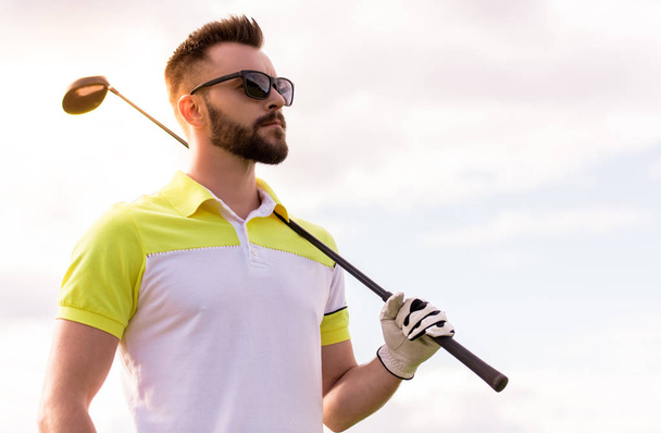 Guy playing golf - Φωτογραφία, εικόνα