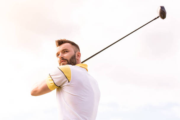 Guy játék a golf - Fotó, kép