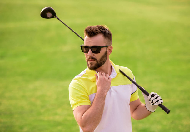 Um tipo a jogar golfe
 - Foto, Imagem