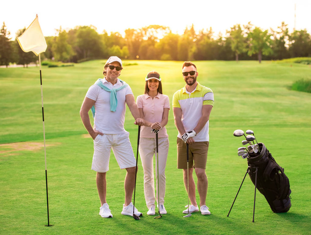 mensen spelen golf - Foto, afbeelding