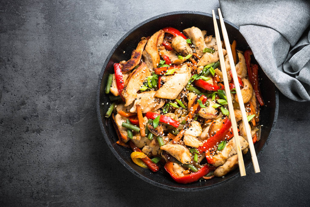 Chicken stir fry with   vegetables. - Foto, immagini