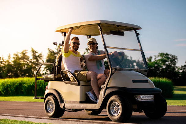 Golf oynarken erkekler - Fotoğraf, Görsel