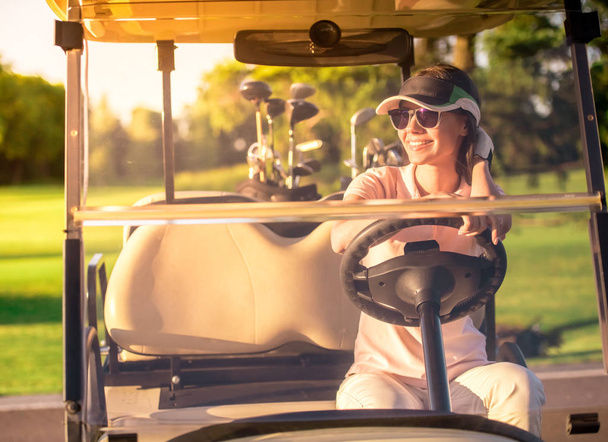 kobieta gry w golfa - Zdjęcie, obraz
