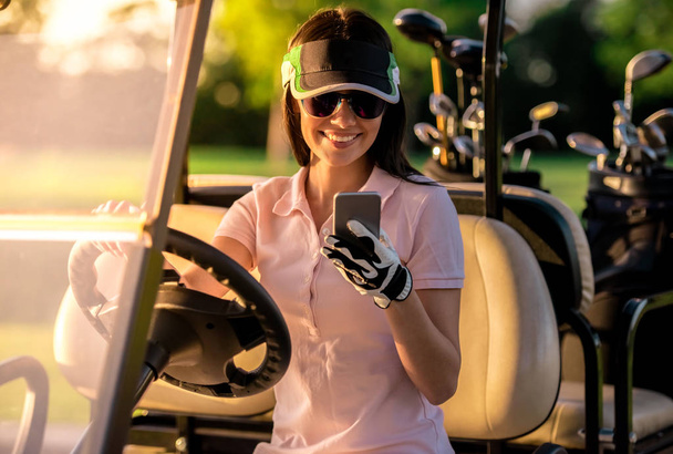 nő golfozni - Fotó, kép