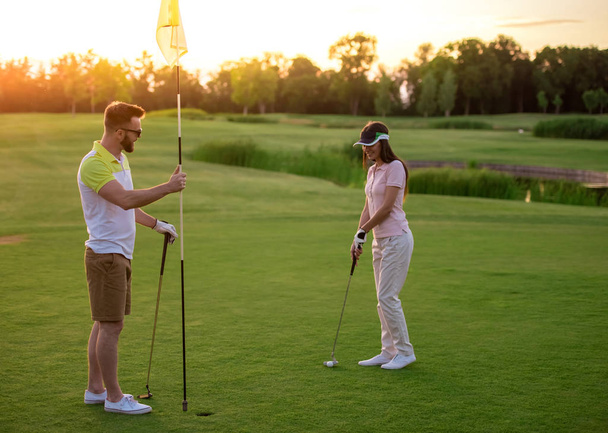 Casal jogando golfe
 - Foto, Imagem