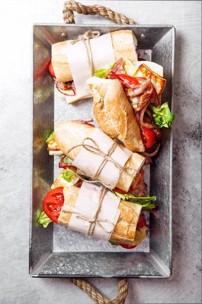 Bahn-mi styled baguette sandwich - Foto, afbeelding