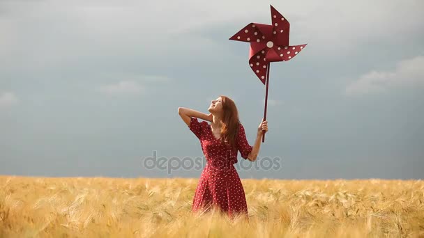 mujer joven con pinwheel juguete
 - Metraje, vídeo
