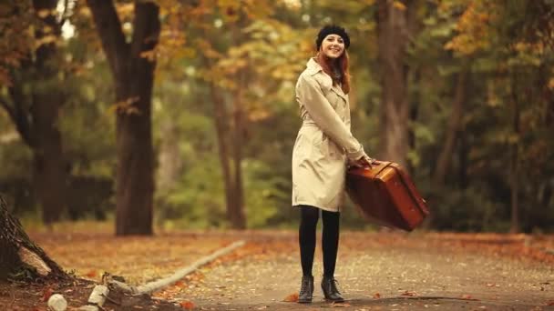 スーツケースを着た若い女性 - 映像、動画