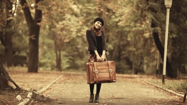 Νεαρή γυναίκα με βαλίτσα - Πλάνα, βίντεο
