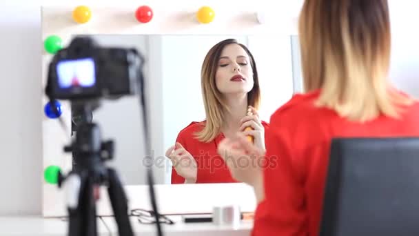 Frau trägt vor laufender Kamera Kosmetik auf  - Filmmaterial, Video