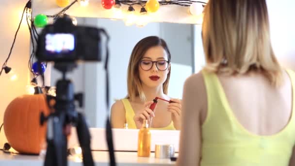 Mulher aplicando cosméticos na câmera
  - Filmagem, Vídeo