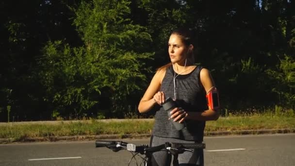 サイクリストはスポーツボトルから水を飲んでいる - 映像、動画