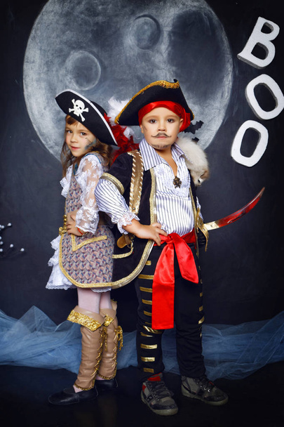 boy and girl in pirate costumes. Halloween Concept - Fotoğraf, Görsel