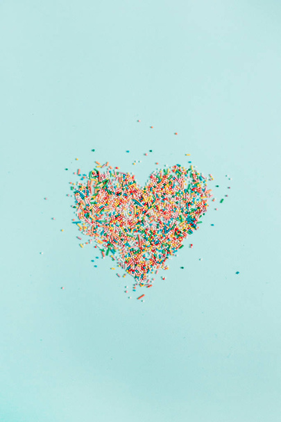Kleurrijke hartsymbool gemaakt van confetti - Foto, afbeelding