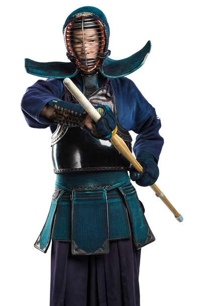 maschio nella tradizione armatura kendo con shinai (spada di bambù
). - Foto, immagini