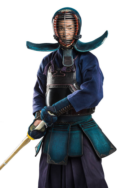 мужчина в традиционной броне кэндо с синаем (бамбуковый меч
). - Фото, изображение