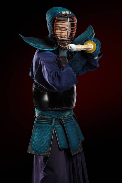 mężczyzna w tradycji kendo pancerz z shinai (bambusowy miecz). - Zdjęcie, obraz