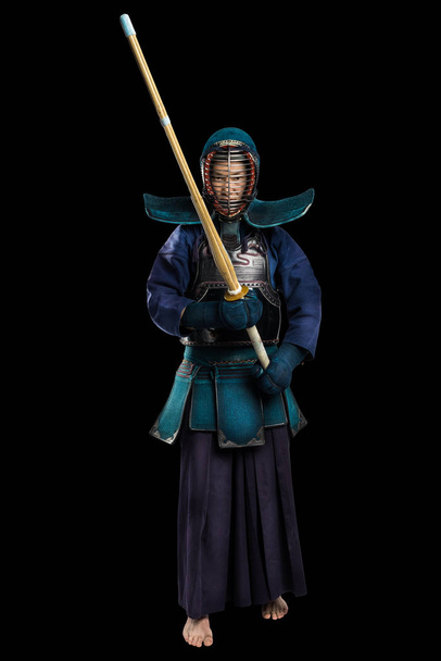 αρσενικό στην παράδοση kendo πανοπλία με shinai (ξίφος μπαμπού). - Φωτογραφία, εικόνα