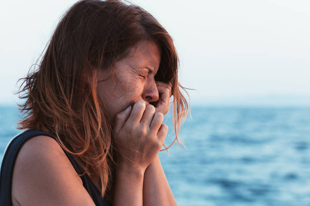 Mujer joven sintiéndose triste por el mar
 - Foto, Imagen