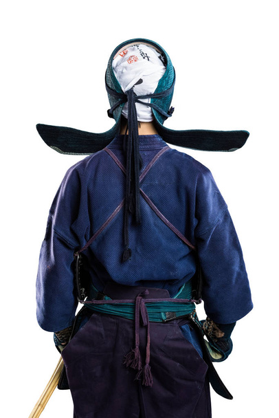 man in traditie kendo harnas met shinai (bamboe zwaard). - Foto, afbeelding