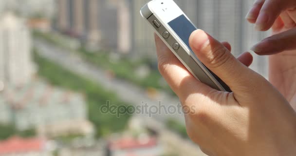 4k Mensch mit einem Smartphone aganist moderne städtische Gebäude Hintergrund. - Filmmaterial, Video