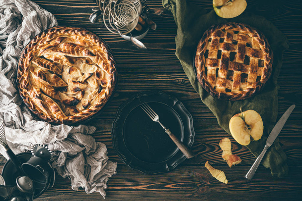 American apple pies on dark wooden table, top view - Valokuva, kuva