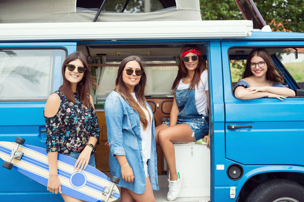 junge Hippie-Frauen mit dem Auto unterwegs - Foto, Bild