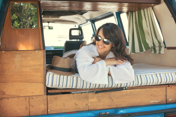 Mulher bonita desfrutando de uma viagem de carro minivan
 - Foto, Imagem