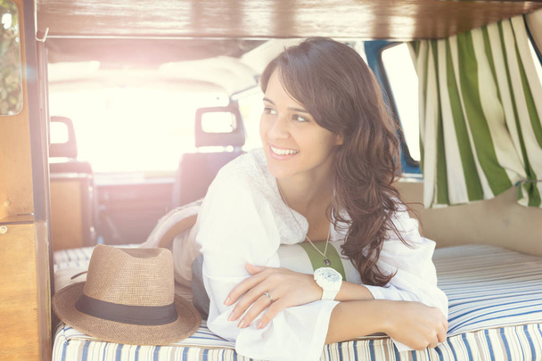 hübsche Frau genießt eine Fahrt mit dem Minivan - Foto, Bild