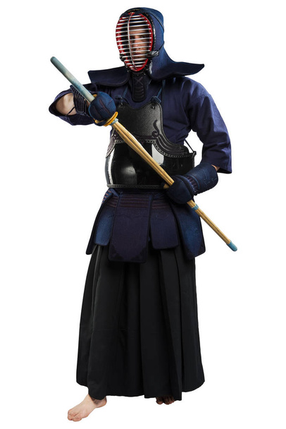 mężczyzna w tradycji kendo zbroja z mieczem. - Zdjęcie, obraz