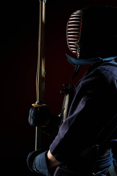 伝統的な剣道の鎧に剣を持つ男性. - 写真・画像