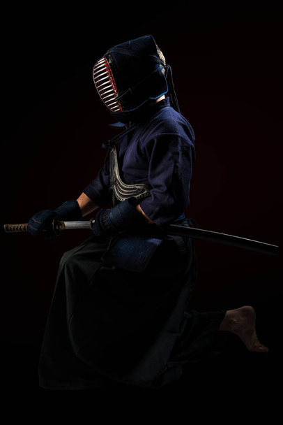 mâle dans la tradition kendo armure avec épée
. - Photo, image
