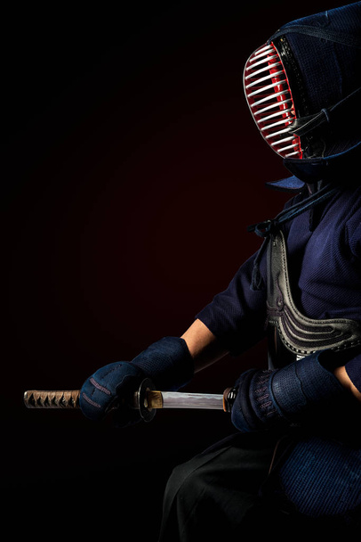 αρσενικό στην παράδοση kendo πανοπλία με σπαθί. - Φωτογραφία, εικόνα