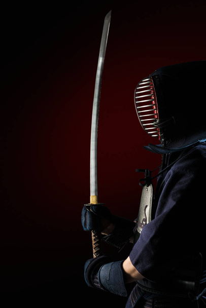 mężczyzna w tradycji kendo zbroja z mieczem. - Zdjęcie, obraz