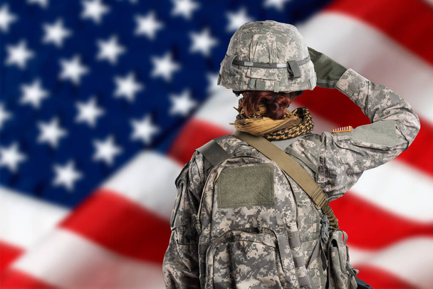 Женщина в форме солдата армии США (ISAF). Флаг США на заднем плане
. - Фото, изображение