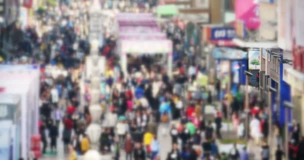 4k enorme menigte van blur mensen lopen op china business straat, Qingdao, China. - Video