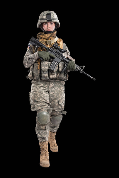 Yhdysvaltain armeijan naissotilas kiväärillä
. - Valokuva, kuva