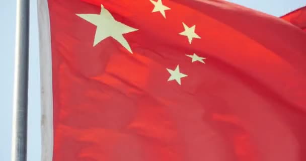 4 k κινεζική σημαία φτερουγίζει στον άνεμο. - Πλάνα, βίντεο