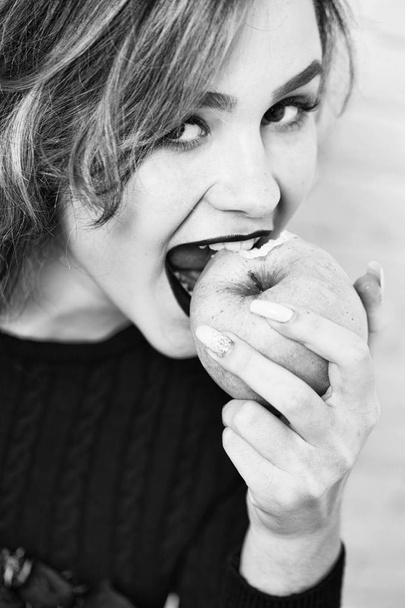 girl eating apple - Фото, изображение