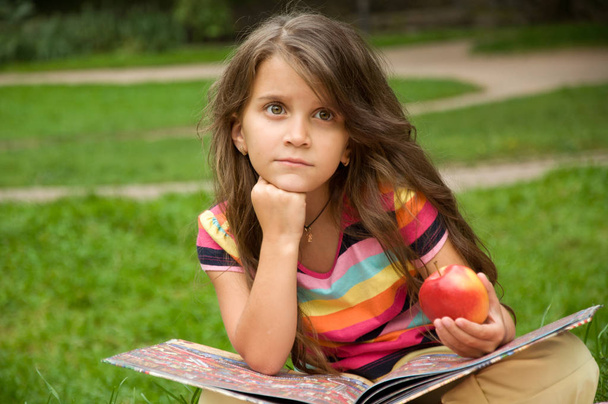 pequeño alumno inteligente está leyendo libro
 - Foto, Imagen