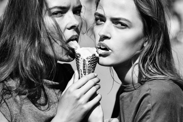 couple of girls eating ice cream - Foto, afbeelding