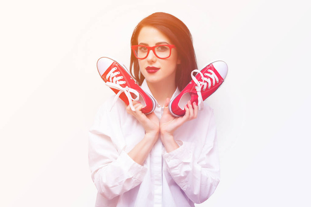 mujer joven con zapatos de goma
  - Foto, Imagen