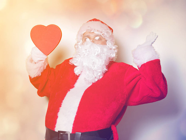 Noel Baba holding hediye - Fotoğraf, Görsel
