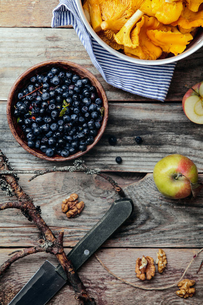Blueberry, apples and chanterelle mushrooms - Valokuva, kuva